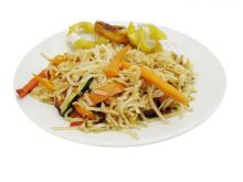 photo d'un plat de nouilles aux légumes sautés végane