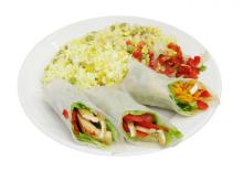 photo d'un plat de rouleaux de printemps véganes